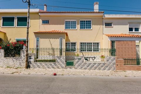 House in the center of Cacém, with a terrace, kitchen equipped with hob, oven, extractor, dishwasher and washing machine. Garage, cellar, electric shutters, fireplace and central heating. Next to IC19, hypermarkets, commerce and services. Excellent l...