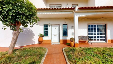 Living in the countryside, with the city at your feet, is what this 6-room villa provides, 2km from the center of Arruda dos Vinhos. Comprising: On the ground floor, spacious hall, 1 bedroom, a bathroom, living room with fireplace, dining room with a...
