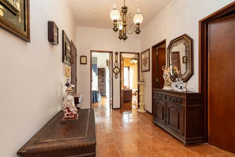 Discover your new home in this charming 2 bedroom apartment, located in Baixa da Banheira, Barreiro. With a generous area of 70m², this property offers the perfect balance between functionality and comfort. Upon entering this apartment, you will be g...