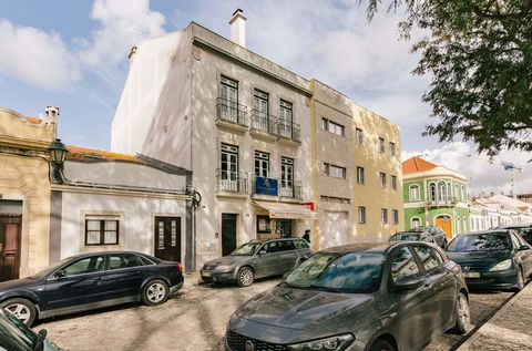 6-room duplex apartment in Alcochete, consisting of, on the first floor, 2 bedrooms with wardrobes, 1 bathroom, open space kitchen and dining room, on the second floor, 2 bedrooms, 1 bathroom, a living room with fireplace. The apartment has air condi...