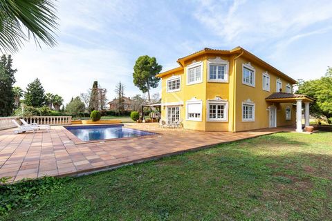 Lucas Fox presents this exceptional 440 m² house built on an impressive 1,050 m² plot , located in the prestigious enclave of Bellaterra. The property southerly aspect, making it very bright. This five-bedroom, five-bathroom home is designed with met...