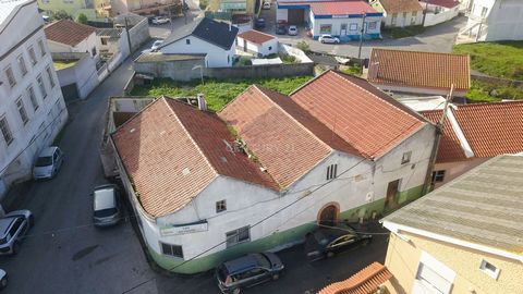 Investment Opportunity in the heart of Ribamar da Lourinhã! URBAN property with approximately 753m2, in the center of Ribamar. Currently consisting of 3 buildings (Residential and Services), with an exterior patio. Completely walled and delimited plo...