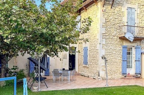 Avignon, Pont Des Deux Eaux, atypical farmhouse of 144m² both old and modern, land 535m² with swimming pool and garage. Ground floor entrance with fireplace, beautiful and large modern kitchen with magnificent island, large living room opening onto a...