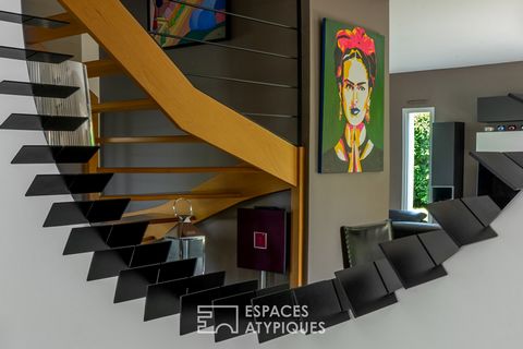 ATYPICAL SPACES presents this magnificent contemporary family apartment located in a cul-de-sac, in a quiet area, close to the center of Carquefou and its surrounding shops. The property is located on a beautiful wooded plot with a heated swimming po...