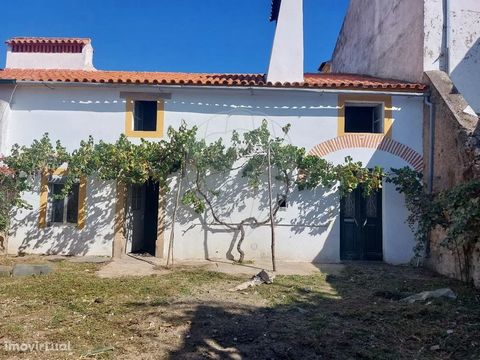 House in Nisa House on the ground floor, attic and backyard that is in the process of being remodeled, with use of the attic where you can make bedrooms and bathrooms and storage rooms. Its location is an asset for those who want to live in the cente...