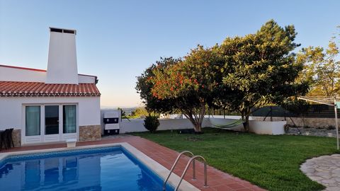 Detached villa with 5 bedrooms, 5 bathrooms just a few minutes from the center of Caldas da Rainha. 1.000 sqm plot with heated swimming pool. Renovated in 2022. Good sun exposure, quiet area, fully walled garden and very private offering peaceful vie...