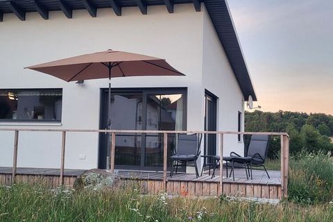 Modern, vrijstaand vakantiehuis met uitnodigende, gezellige inrichting in de Thüringer Rhön. Voor wandelliefhebbers en natuurliefhebbers.