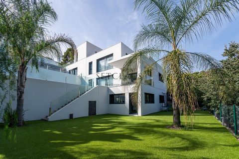 Vrijstaande villa te koop in Alella, met 5.274.360 ft2, 4 kamers en 3 badkamers, zwembad en garage. Features: - Garage - Alarm - Fitness Center - Lift - Air Conditioning - SwimmingPool