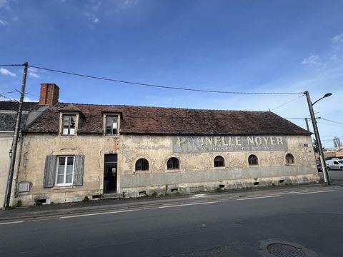 Located in the heart of Saint-Amand-Montrond, this building offers a unique investment opportunity in an ideal geographical location, offering excellent visibility. With an undeniable old charm, this building is full of character, offering an authent...