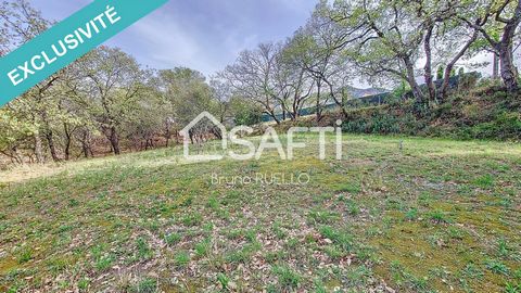 Are you looking to build your future home? You don't want to live on a housing estate, and you're looking for your future home close to nature, on a naturally wooded plot? I am offering you this exclusive 4-sided building plot of 1,181 m² in Montesqu...