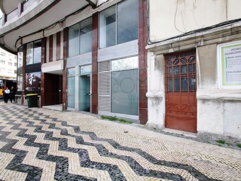 Ausgezeichnetes Geschäft von 294m2 in Largo do Campo Grande, Entrecampos, in Lissabon. Geschäft in Entrecampos mit 3 Etagen mit einer Bruttoprivatfläche von 171 m2 und einer Bruttonebenfläche von 123 m2. Es besteht auf der Etage 0 aus einem großen Ra...