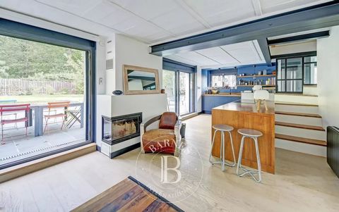 BARNES Versailles is listing this attractive 1930s house fully renovated by an architect, situated in the ‘Le Village’ residential area in Vélizy-Villacoublay. This is the greenest area in the town because it borders the national forest adjacent to V...