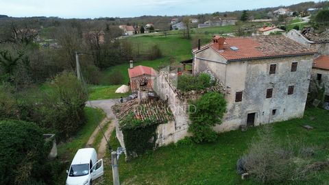 Location: Istarska županija, Pićan, Pićan. Pićan, surroundings, two stone houses for adaptation The first house offers 150m2 of living space, while the second house includes 120m2 of living space. These traditional Istrian houses are perfect for pres...