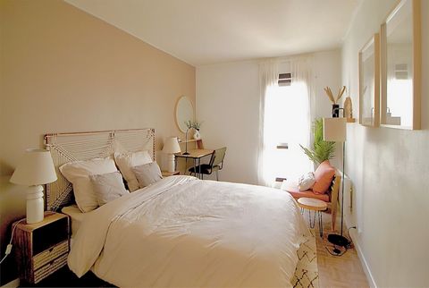 In Puteaux, just a few minutes from Paris, we invite you to move into this beautiful 13 m² bedroom. Located in a spacious, fully-furnished 100 m² flat, its natural decor in taupe and white tones will perfectly match your personality. It has a sleepin...