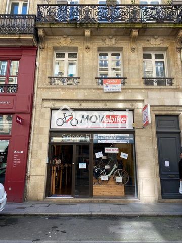 Situé au cœur de Bordeaux dans le quartier Saint Paul, ce local commercial libre d'occupation offre une opportunité rare sur le marché et un emplacement idéal pour assurer une visibilité optimale à toute activité commerciales. Il se compose d'un rez-...