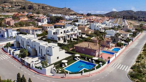 Townhouse in een wooncomplex gelegen in een rustige omgeving naast de bergen van Alicante, op slechts enkele minuten van het strand van El Campello. Het complex heeft herenhuizen en halfvrijstaande villa's van modern design met veel natuurlijk licht....
