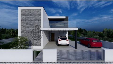 Terrain constructible de 520m2, situé à Taipas, Algoz. Le prix inclu un projet pour la construction d'une villa de typologie T3 + 1, avec un design contemporain et jusqu'à 217m2 de construction. Le projet a déjà les spécialités et comprend la disposi...