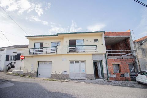 1st floor 3 bedroom semi-detached villa with two large garages and private patio. Good condition. Interior stairs in oak wood to the first floor, where there is a living room/dining room with wood burning stove; 3 bedrooms, including a suite with pri...