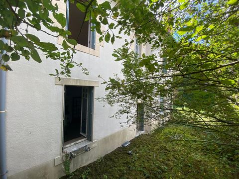 Located in Saint-Laurent-sur-Gorre, this charming house offers a pleasant living environment in the heart of the city. Its privileged location allows you to take full advantage of the proximity of all shops within walking distance. Residents will thu...
