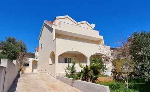 An elegant villa with a spacious pool located in the charming town of Stari Grad on the island of Hvar, only 240 m from the sea. It extends over three floors with a total area of ​​268 m2, and was built on a plot of land of 523 m2. With three already...