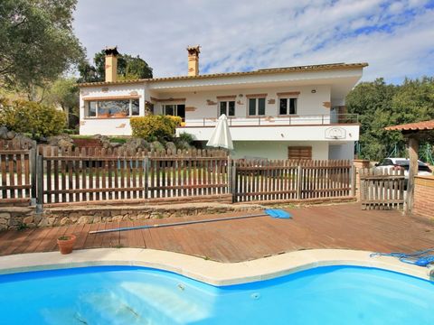 Quality Estates is pleased to present this cozy home, very comfortable and attractive, ideal for living all year round, due to its proximity to the town. It is located in the urbanization of Santa Cristina d'aro, called Roca de Malvet. It is a very p...