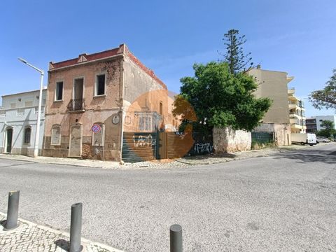 Welcome to the unique opportunity to acquire a property steeped in history, located in the heart of Loulé, a city known for its rich cultural and architectural heritage. This historic house, although in need of reconstruction, is a blank canvas waiti...