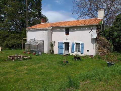 Summary CABINET CHEVALIER offers you in the countryside, on the Caillère/Mouilleron Saint Germain axis, a pretty stone house located in the heart of its hamlet, not overlooked and offering a living room with parquet flooring of more than 30 m2, all d...