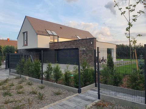 Aleksandra Dzielnicka aleksandra.district@ DETACHED HOUSE in Tyniec Mały, PLOT 15 ares!!! Surroundings of the property: The house is surrounded by single-family houses. Finished from the outside with a beautifully landscaped garden, it does not requi...