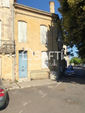 On the suburb side, a stone's throw from the Dordogne, come and discover this building with its 2 apartments, its convertible attic and its cellar. The ground floor of approximately 60M² consists of 3 rooms and a bathroom. Currently intended for the ...