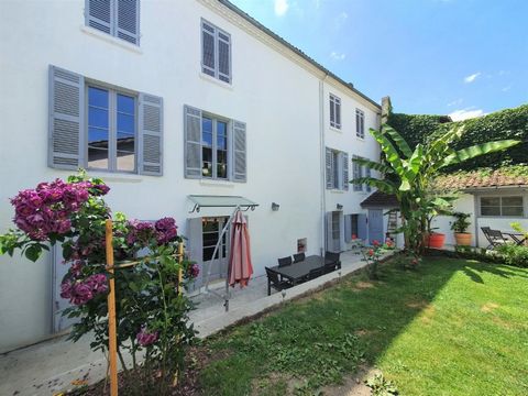 To be discovered exclusively in La Réole, 35 minutes from Bordeaux by TER. This beautiful 19th century house, perfectly renovated, offers you 398m2 of living space on 3 levels. Currently operated as a guest house (Path of Compostela, cycle tourism, e...