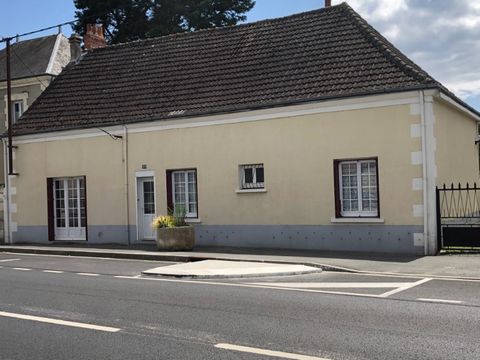 I am pleased to present this charming single storey house, immediately habitable in the heart of Châtillon sur Indre. It consists of a fitted kitchen of 11m², a large dining room, living room of 40m², two bedrooms, a bathroom, separate toilet and a v...