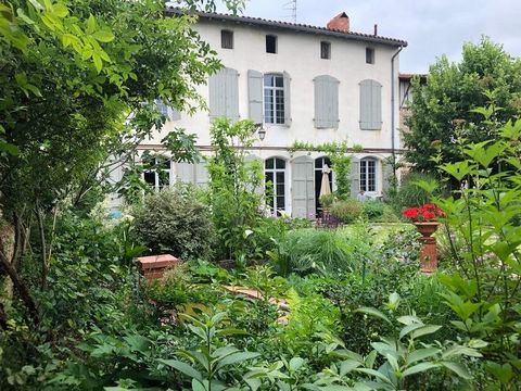 Dans la bastide de Mazères en Ariège, cette demeure de charme du XVIII ème siècle, bénéficiant d'un agréable jardin d'environ 500 m², se prête à la réalisation de différents projets, tels que touristiques, professionnels, familiaux ou mixtes. Vous se...
