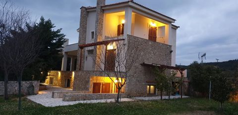 Luxury house with excellent construction 270sq.m. on three levels in a plot of 580sq.m. It is divided into 2 independent residences with separate entrance: The first is a raised ground floor and first floor with internal staircase of total area of 13...