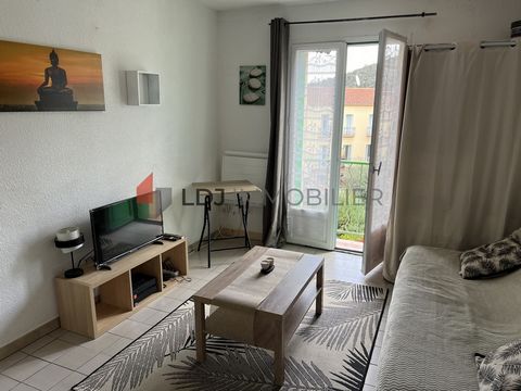 In the heart of the town of Amelie-les-bains, beautifully renovated studio with small balcony facing south-east. It is located on rue des thermes on the second floor with elevator in a secure condominium. Ideal pied-à-terre or rental for spa guests a...