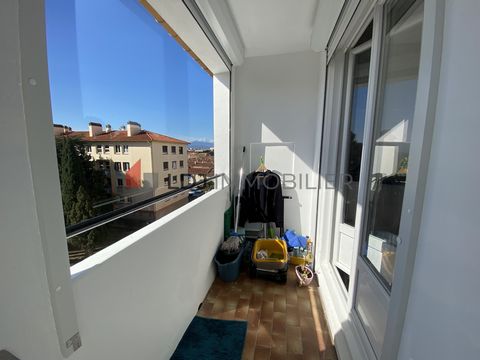 Las Cobas district, within the Bellevue residence, renovated 3-room apartment of 62m2 on the 4th and last floor of the condominium. It is composed as follows: an entrance hall, a separate kitchen, a very bright living room, two beautiful bedrooms, a ...
