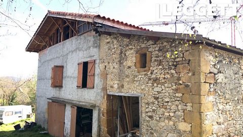 A28109JLV09 - Stone house typical of the region. To finish renovating, new roof and roofing framework, ground floor 2 rooms. 1st floor: 2 rooms of 25 and 35 m2, 2nd floor: large plateau of 60 m2 with uninterrupted views over the surrounding countrysi...