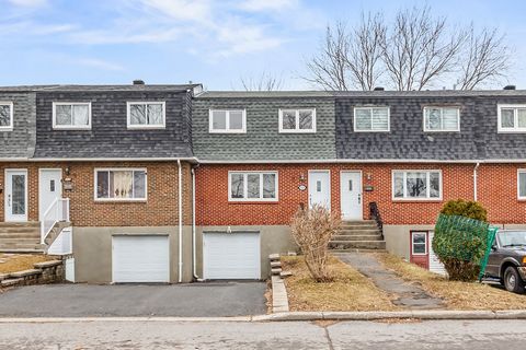 Come and discover this charming 2-story house in Brossard that has been impeccably maintained over time. It offers three good-sized bedrooms and a large plot of land with a beautiful, peaceful backyard, making it perfect for anyone seeking a peaceful...