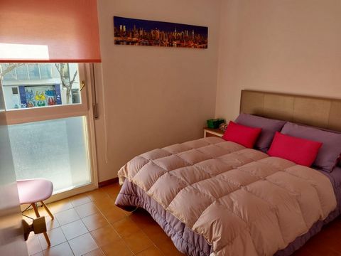 Apartment with a privileged location in the heart of Sant Pere de Ribes, next to all services and very well connected. First floor. Finca with only 6 neighbours, well preserved and with a lift. Highlights: - Large entrance hall that distributes to al...