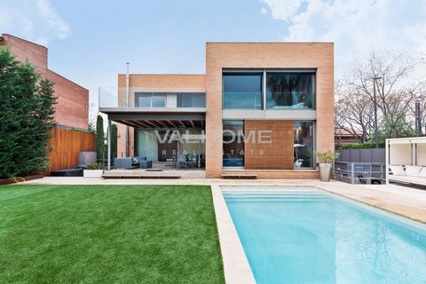 Valhome presents an exclusive designer villa located in one of the best residential areas of Sant Cugat, the Arxiu, located just a 5-minute walk from the FGC, the shopping centre, supermarket and the centre of Sant Cugat. It is also a one-minute driv...