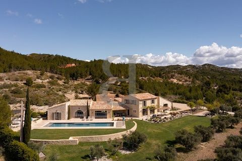 SUBLIME PROPERTY FOR SALE IN MAUSSANE-LES-ALPILLES - LES ALPILLES Boschi Immobilier Prestige has selected this exceptional Property in the heart of a unique, unspoilt setting in one of the most exclusive areas of the Alpilles. This 400 sqm residence ...