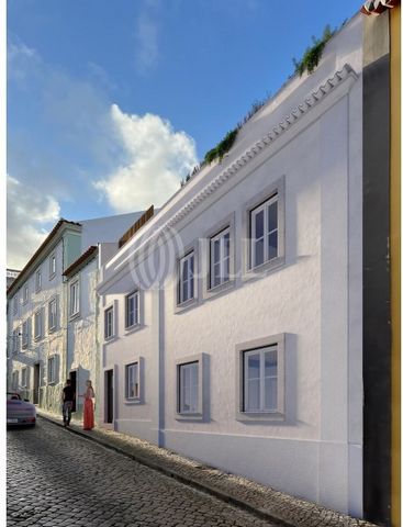 Immeuble de 3 étages avec propriété totale et 90 m² de terrain, situé dans le centre historique de la paroisse de Santiago do Cacém. La propriété est orientée plein sud et dispose d'un projet architectural approuvé avec une superficie brute de 294 m²...