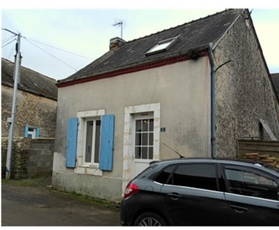 For sale, less than 10 minutes from Poillé sur Vègre and less than 15 minutes from Brûlon: Village house to renovate, with a surface area of 51 m2, comprising: On the ground floor: living room, kitchen, shower room with toilet. Upstairs: two bedrooms...