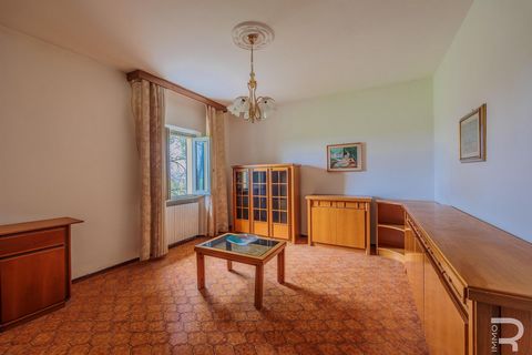 This unique 6-room apartment, which is located in a traditional and historic farmhouse, exudes an unforgettable charm that is enhanced by its history. The building was originally built in 1570 and can therefore look back on more than four centuries o...