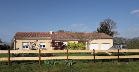 In a calm and green environment, this beautiful spacious one level 126 m² villa with double garage and mature garden has lovely views over the countryside. The villa sits on a plot of approximately 1522m². The villa consists of an entrance, a fitted ...