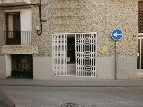 Local comercial situado en el casco antiguo de Calpe, Costa Blanca. El Local cuenta con una superficie de 95m2 con 65m2 de altillo (se puede aprovechar o derribar) . Esta situado cerca de la aula de cultura y centro de jubilados de Calpe. Adecuado pa...