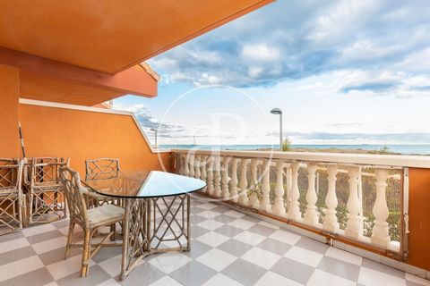 SE VENDE BUNGALOW EN PRIMERA LINEA DE PLAYA DEL PERELLONET Haus möbliert von 96 m2 mit Terrasse und Ausblicke Im Großraum von El Perellonet. Die Immobilie hat 3 Zimmer, 2 Bäder, Pool, Kamin, Parkplatz, Einbauschränke, Balkon, Garten, Heizung und Abst...