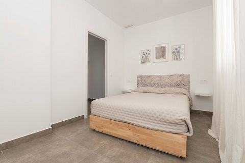 Diese schöne Wohnung befindet sich im zweiten Stock eines klassischen Gebäudes mit Aufzug. Der wundervolle Innenhof, von dem aus die Wohnung betreten wird, verfügt über eine unglaubliche Gewölbedecke, die den Wohnungen Helligkeit verleiht. Im Inneren...