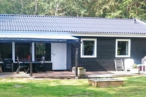 Dieses Ferienhaus liegt nur wenige Gehminuten von der Ostseeküste entfernt, auf einem weitläufigen Naturgrundstück im Wald bei Als Odde. Im Haus findet man einen geräumigen Küchen-/Wohnbereich für das Familienleben, ausgestattet mit Essecke, Holzofen...