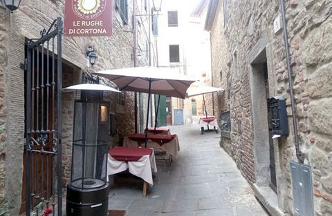 Introduzione In pieno centro storico a Cortona, in un angolo suggestivo e tranquillo, si trova questo fondo commerciale di 75 mq, attualmente locato a un ristorante. La posizione strategica, unita al fascino della storicità circostante, rende questa ...