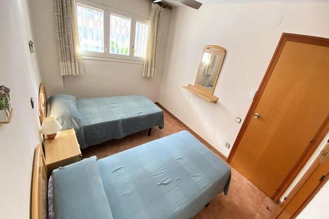 Apartment facing the sea on the ground floor. It has 2 bedrooms (each with 2 single beds), 1 bathroom with bathtub and an equipped kitchen. It also has a fan, a terrace with sea views and a common area with swimming pool. It also has WiFi and an unde...